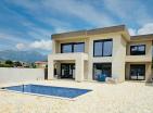 Modernes neues Familienhaus von 232 m2 mit Pool in ruhiger Lage in Bar City