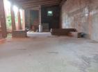 Investitionsmöglichkeit: fast fertig geräumiges 420 m2 Mini-Hotel in Bar