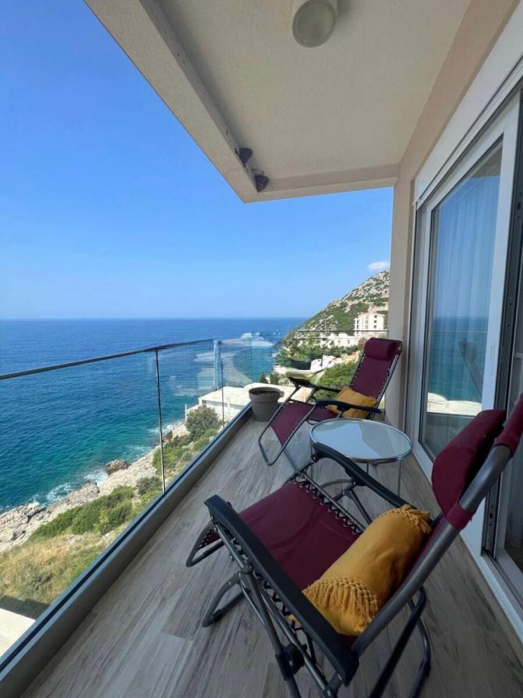 Neues luxuriöses 86 m2 großes Apartment am Meer mit 2 Schlafzimmern, herrlichem Blick und Pool
