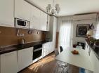 Atemberaubende 99 m2 große Wohnung mit Meerblick in Budva mit drei Schlafzimmern, perfektes Familienhaus