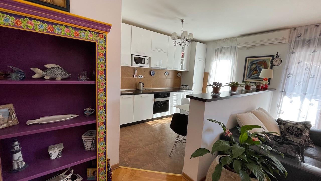 Atemberaubende 99 m2 große Wohnung mit Meerblick in Budva mit drei Schlafzimmern, perfektes Familienhaus