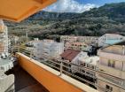 Atemberaubende 99 m2 große Wohnung mit Meerblick in Budva mit drei Schlafzimmern, perfektes Familienhaus