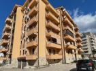 Atemberaubende 99 m2 große Wohnung mit Meerblick in Budva mit drei Schlafzimmern, perfektes Familienhaus