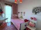 Atemberaubende 99 m2 große Wohnung mit Meerblick in Budva mit drei Schlafzimmern, perfektes Familienhaus