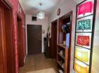 Atemberaubende 99 m2 große Wohnung mit Meerblick in Budva mit drei Schlafzimmern, perfektes Familienhaus