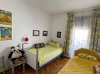 Atemberaubende 99 m2 große Wohnung mit Meerblick in Budva mit drei Schlafzimmern, perfektes Familienhaus