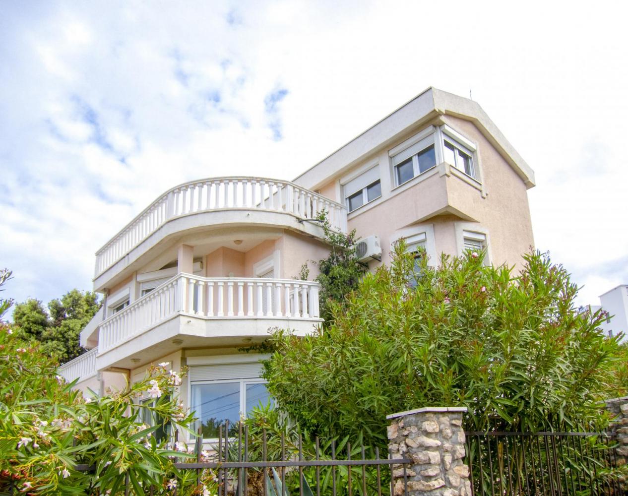 Meer 3 Etagen 213 m2 Villa zum Verkauf in Utjeha, nur 50 m vom Strand entfernt