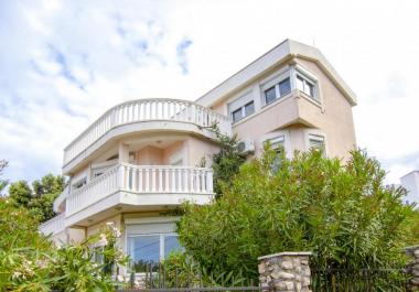 Meer 3 Etagen 213 m2 Villa zum Verkauf in Utjeha, nur 50 m vom Strand entfernt