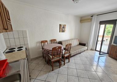 Sonnige 34 m2 Wohnung in Budva mit Terrasse nur wenige Schritte vom Meer entfernt