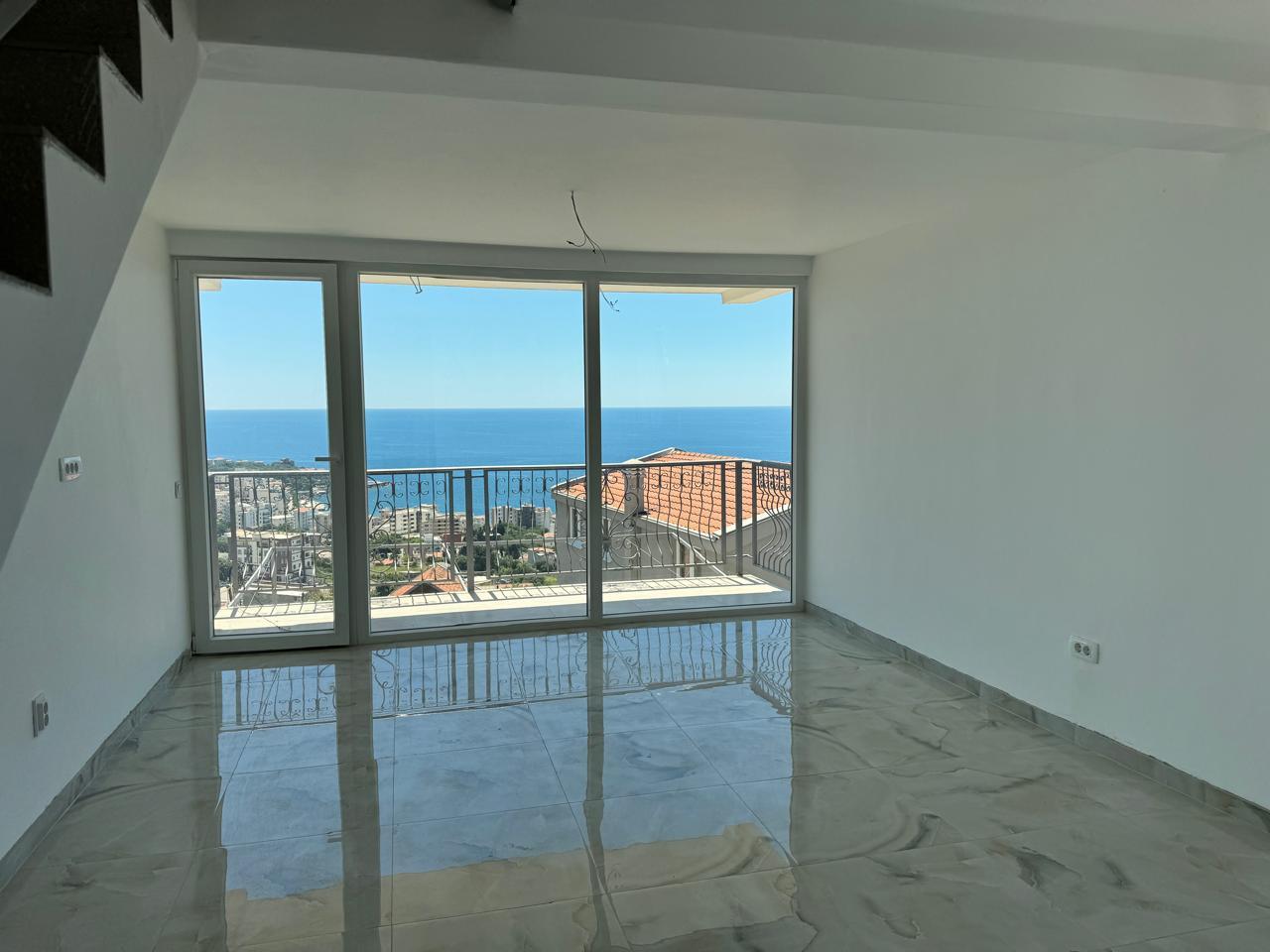 Moderne 65 m2 große Wohnung am Meer in Dobra Voda mit Meerblick und Parkplatz