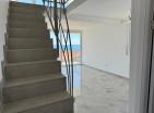 Moderne 65 m2 große Wohnung am Meer in Dobra Voda mit Meerblick und Parkplatz