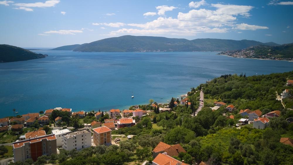 Luxuriöse moderne Villa in Kumbor, Montenegro mit Panoramablick auf das Meer