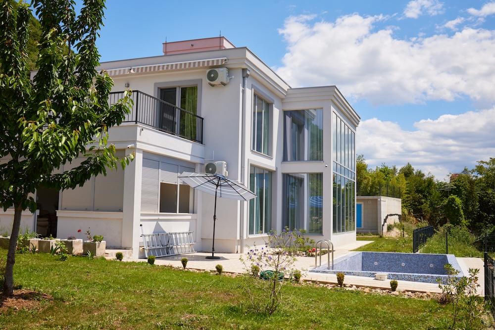 Luxuriöse moderne Villa in Kumbor, Montenegro mit Panoramablick auf das Meer
