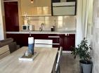 54 m2 Wohnung in Petrovac zu verkaufen in Residenz mit Pool, Parkplatz, zu Fuß zum Strand