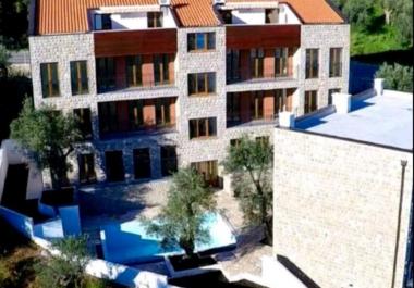 54 m2 Wohnung in Petrovac zu verkaufen in Residenz mit Pool, Parkplatz, zu Fuß zum Strand