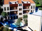 54 m2 Wohnung in Petrovac zu verkaufen in Residenz mit Pool, Parkplatz, zu Fuß zum Strand