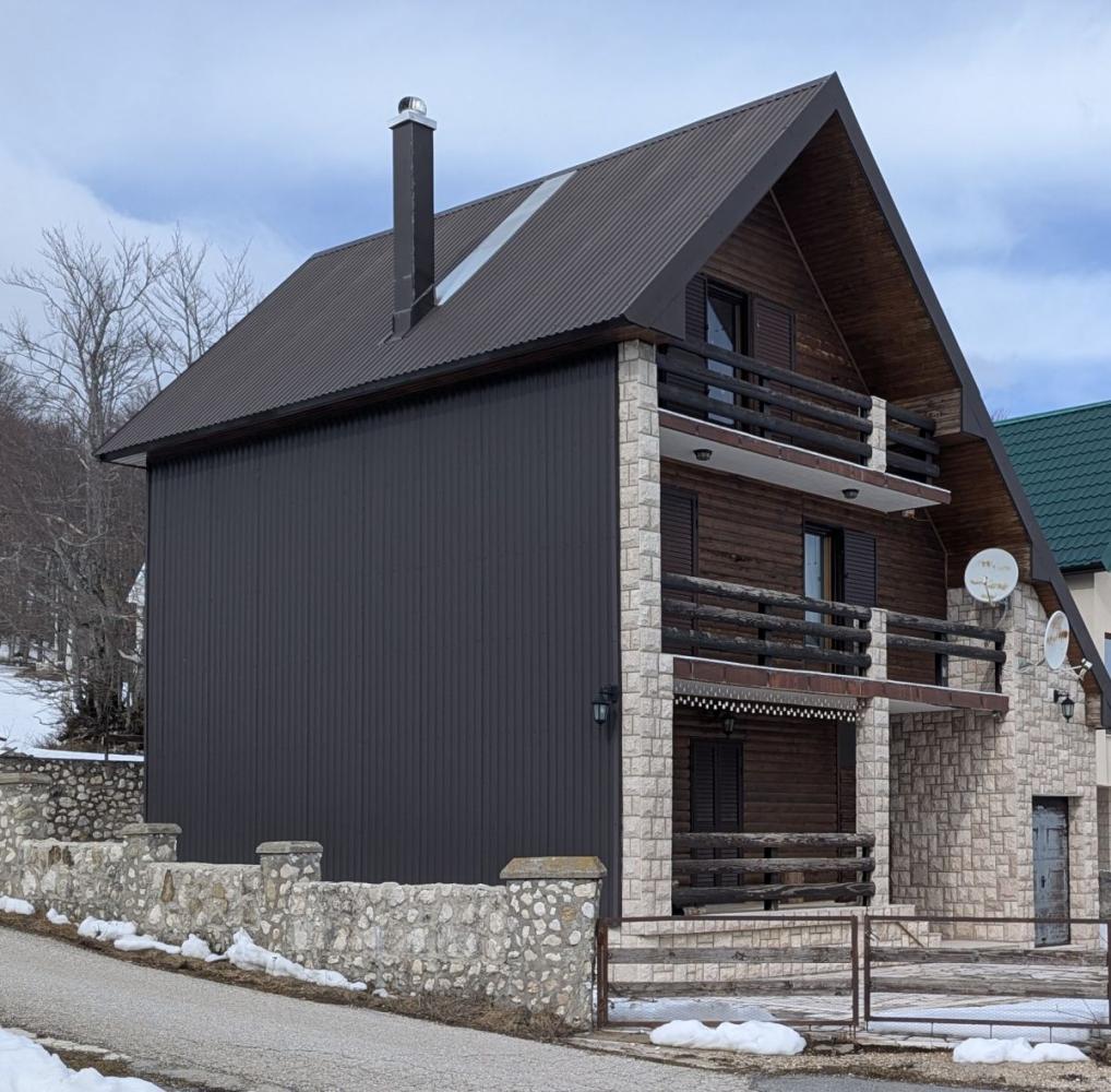 Großes geräumiges 3-stöckiges 216 m2 großes Haus in Žabljak mit Bergblick