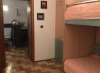 Große Wohnung in Petrovac mit 3 Zimmer an 150 Meter weit vom Strand entfernt
