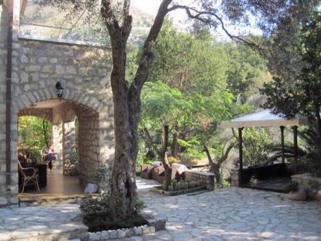 Schöne, komplett renovierte villa aus Stein befindet sich in der charmanten Dorf von Rezevichi