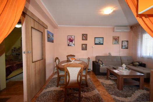 Sehr gut 3-Zimmer-apartment in Tivat, nur ein paar Schritte vom Meer entfernt