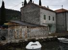 Haus in Lepetane, Tivat, die 1 Linie des Meeres für die Wiederherstellung