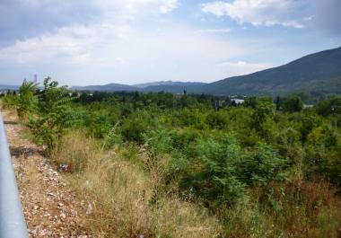 Flaches Grundstück in Gorica, Danilovgrad auf Autobahn
