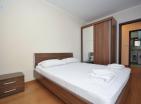 Apartman 69m2 u Budvi, Maini mit 2 Schlafzimmern und großer Terrasse und pool