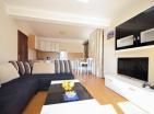 Apartman 69m2 u Budvi, Maini mit 2 Schlafzimmern und großer Terrasse und pool