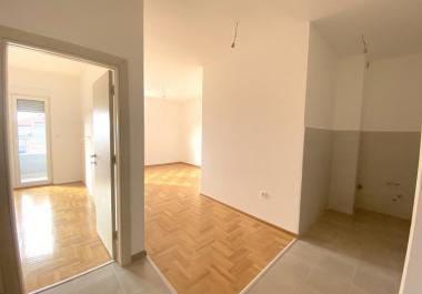 Zwei-Zimmer-Wohnung 44 m2, in Budva auf der fünften Etage mit Panoramablick