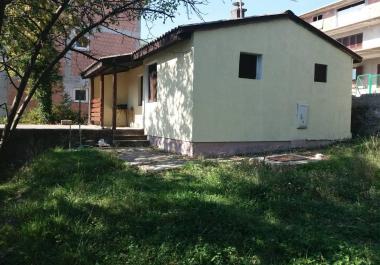 1-stöckiges Haus in Herceg Novi, Topla mit Grundstück in 900 m vom Zentrum