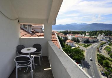 2-Zimmer-Wohnung mit Top-Panoramablick im Zentrum von Tivat